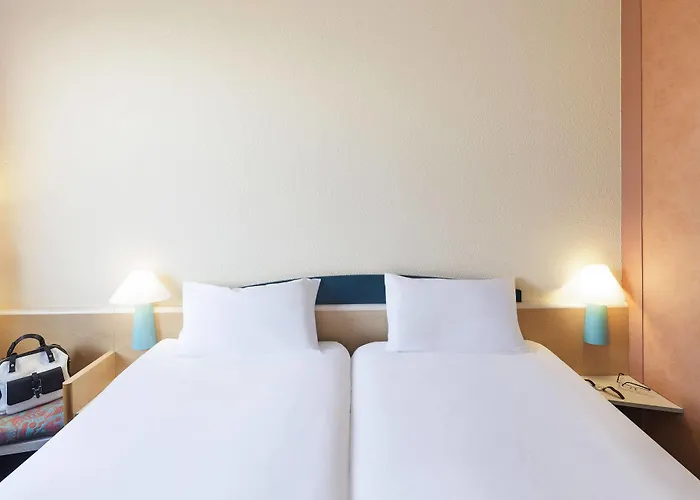 图尔中央车站宜必思酒店